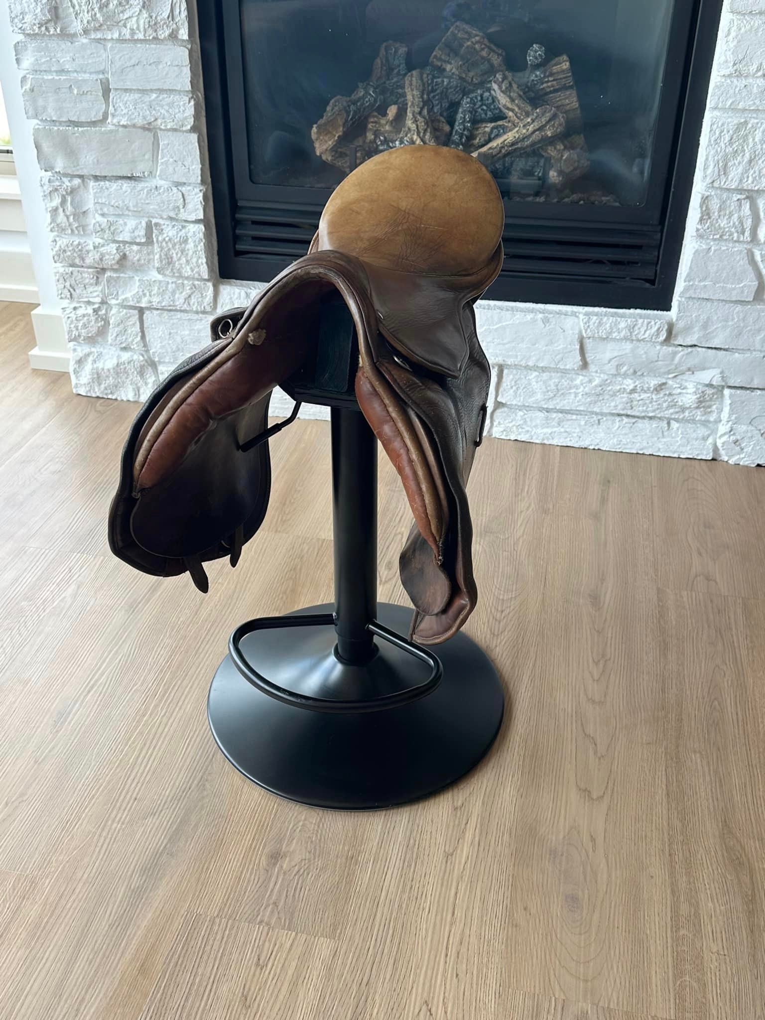 ENGLISH SADDLE BAR/COUNTER STOOL